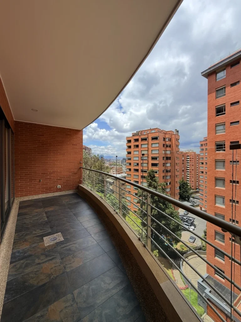 Terraza principal apartamento en arriendo en reservas de la sierra bogotá