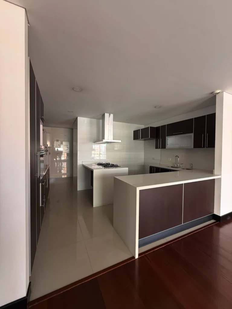 Cocina apartamento en arriendo en reservas de la sierra bogotá