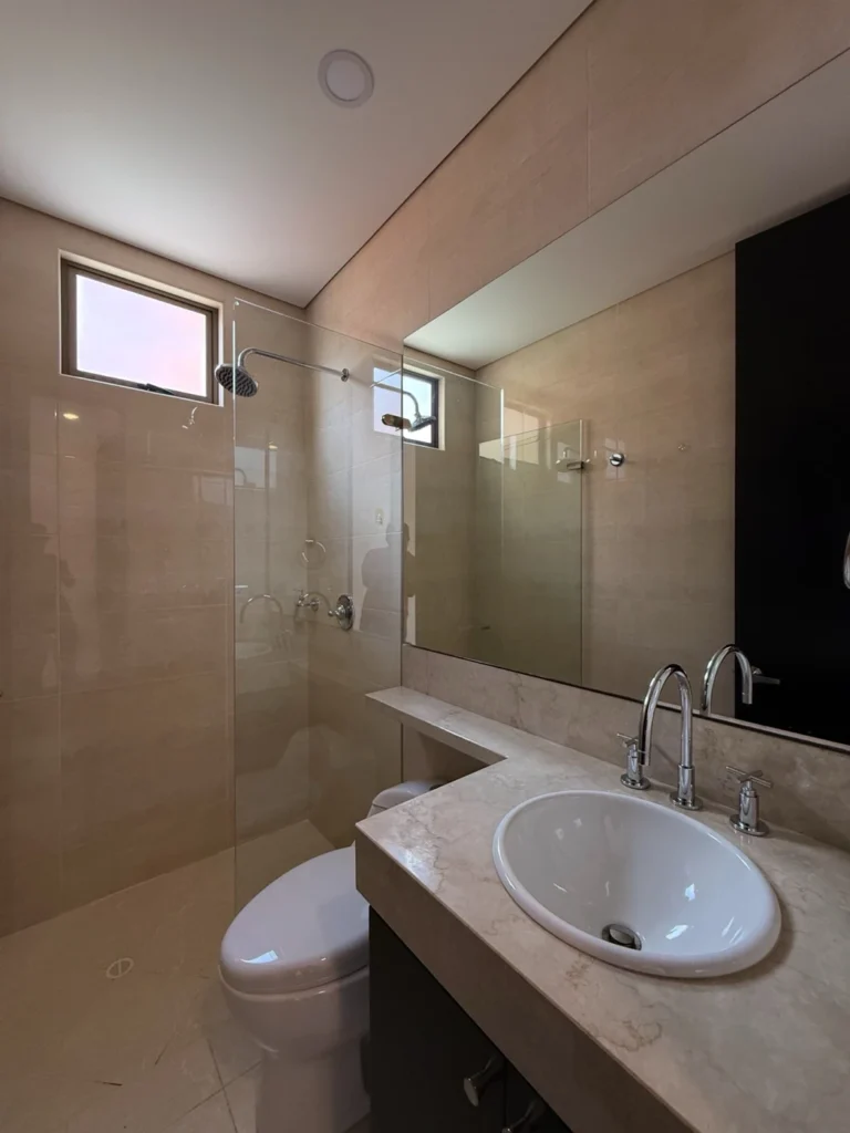 Baño habitación 2 del Apartemento en arriendo en Reservas de la Sierra usaquen bogota