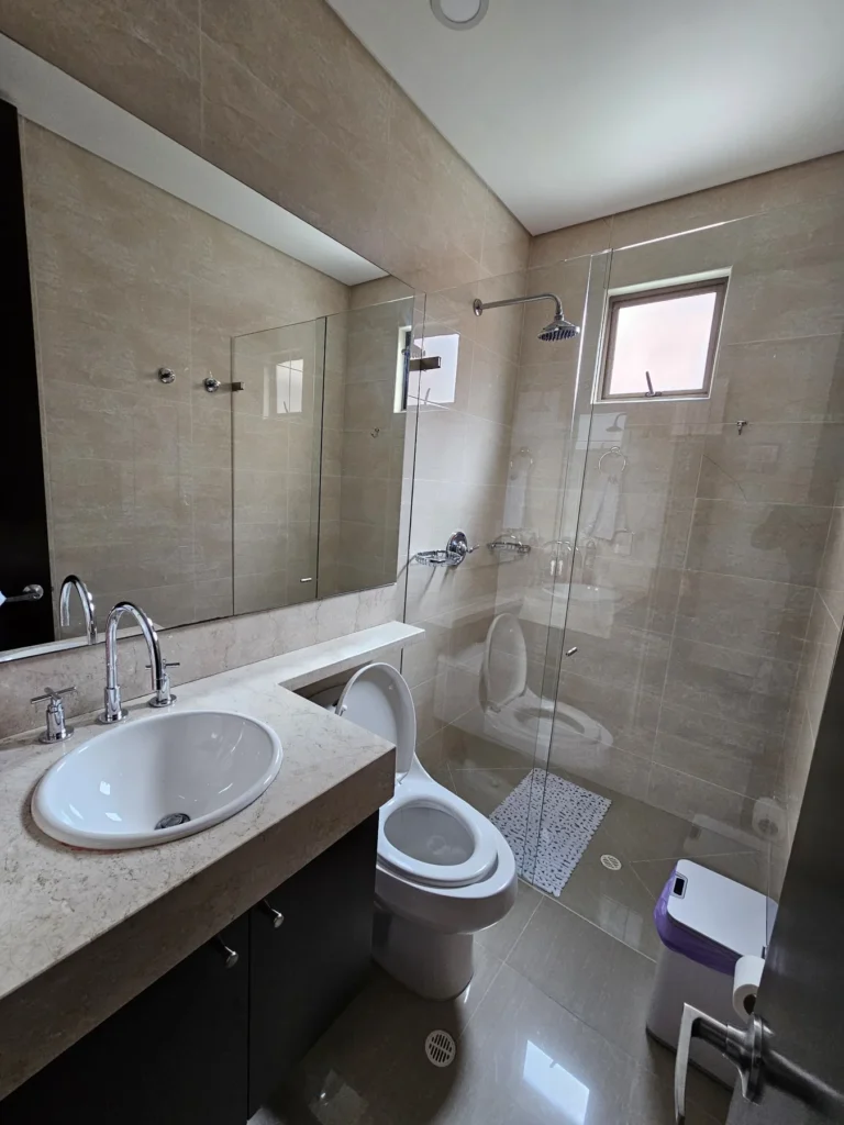 baño secundario Apartamento en venta santa barbara bogotá