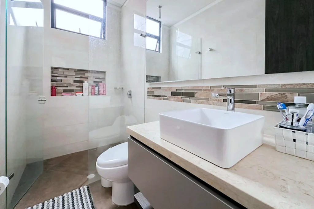 baño principal del apartamento en venta la calleja bogotá