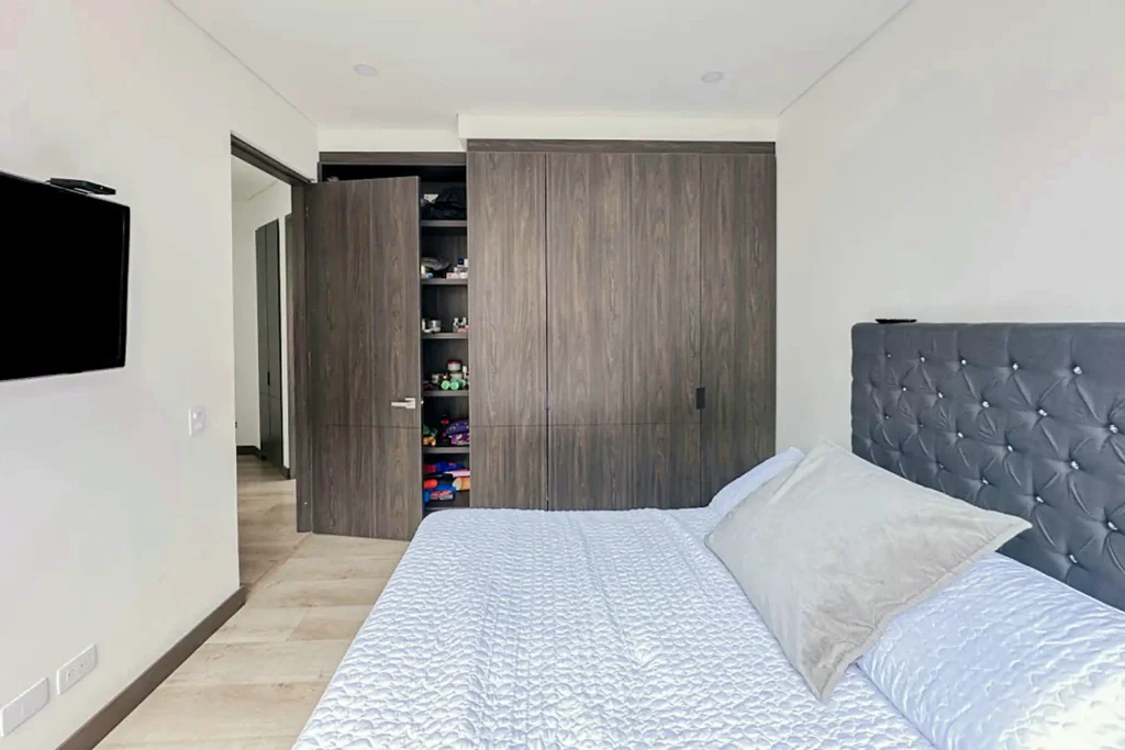 habitacion 1 toma 2 a los closets del apartamento en venta la calleja bogotá