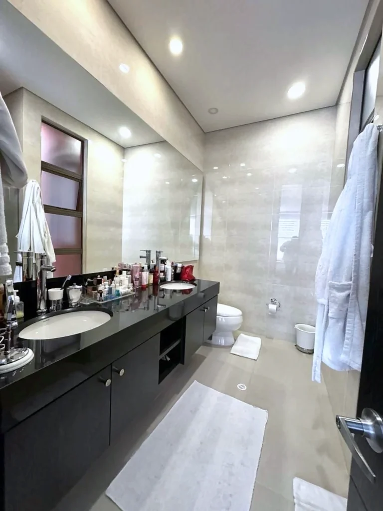 Apartamento en venta Santa Barbara Bogota - Baño principal