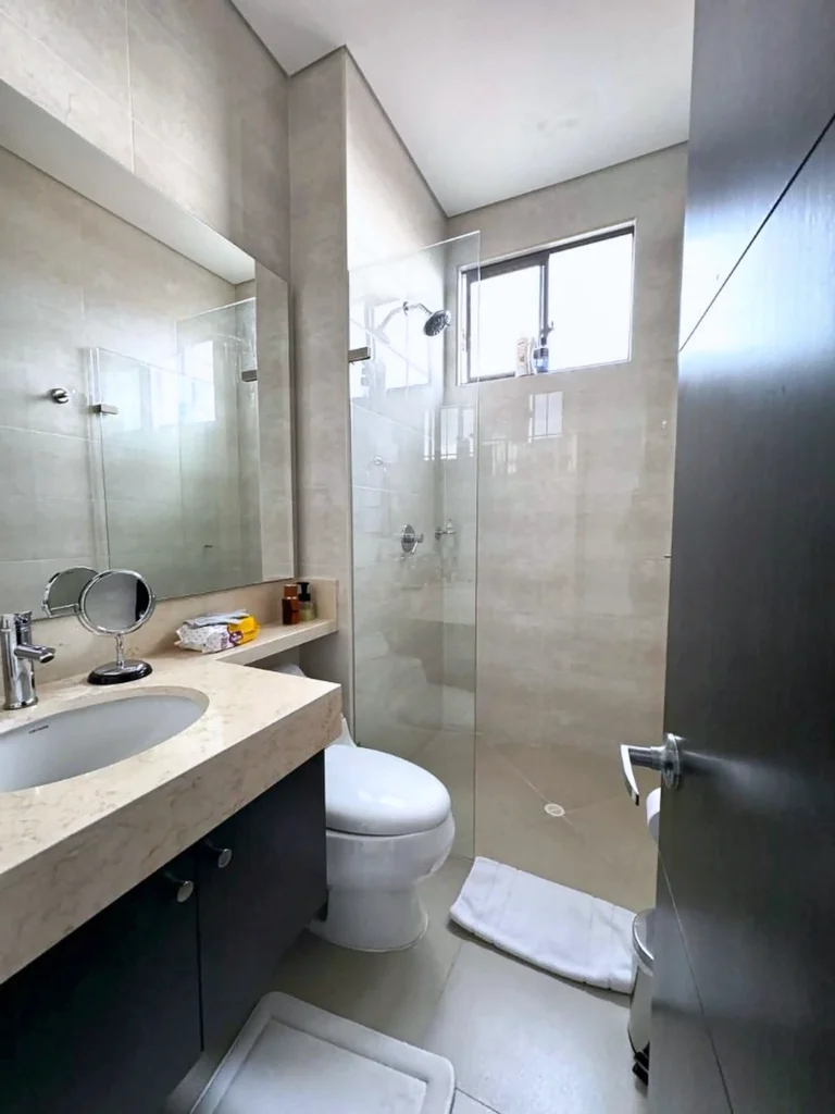 Apartamento en venta Santa Barbara Bogota - Baño Habitacion secundaria 1