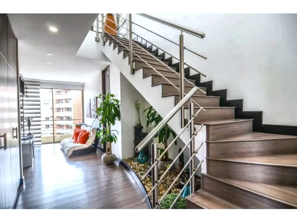 Apartamento en venta en reservas de la sierra tipo penthouse octavo piso - escaleras
