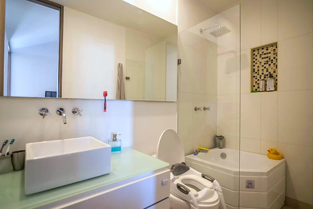 Apartamento en venta en Santa Barbara -baño de la Habitación secundaria toma